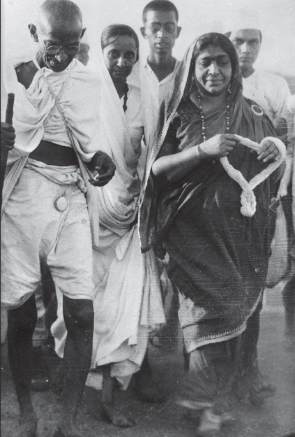 Mohandas K Gandhi with poet Sarojini Naidu 1930 PopperfotoGetty Images T o - photo 26