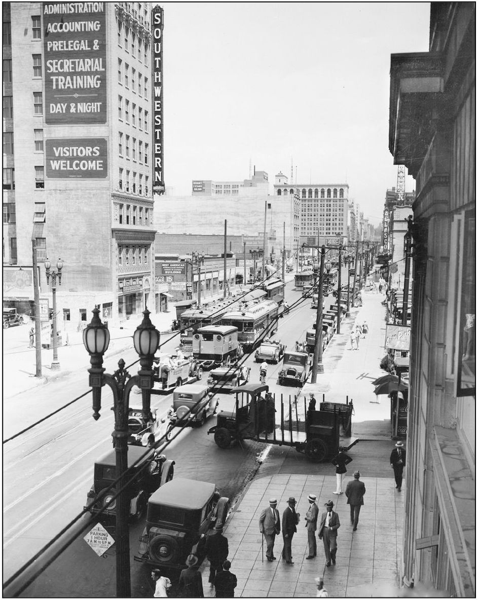 H ILL S TREET 1939 An unidentified Paramount movie films in the streets of - photo 8