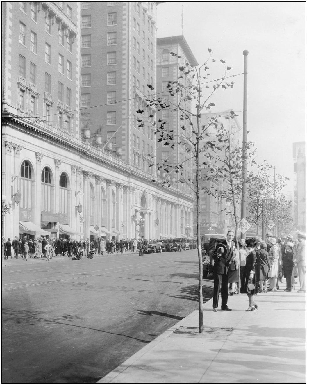 B ILTMORE H OTEL 1927 Clara Bow and William Austin stand at the edge of - photo 9