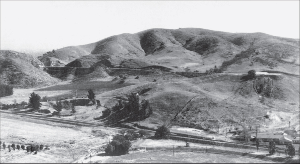 This birds-eye view of the Diamond Bar area taken from Valley Boulevard in - photo 2