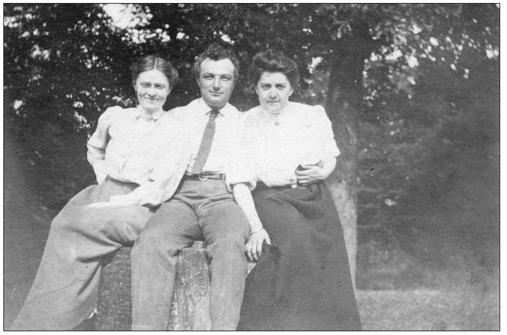 Friends Bessie Hurd left Louis Ford and Josephine Hurd right enjoy the - photo 9