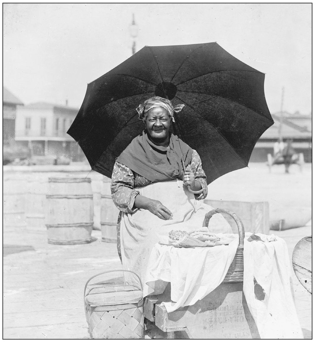 PRALINE SELLER During the late 19th to early 20th centuries street vendors - photo 6