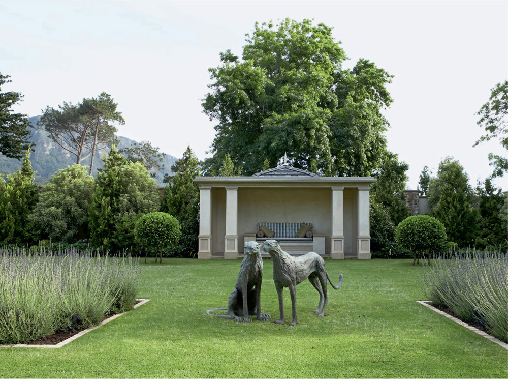 Two life-size bronze cheetahs by David Tomlinson are positioned on the lower - photo 9