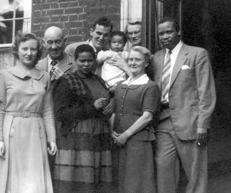 Ruth Seretses sister Naledi to Ruths left and Seretse with Ruths family - photo 14