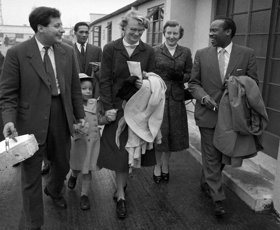 A jubilant Seretse at London airport on his way back to Africa sharing a - photo 19