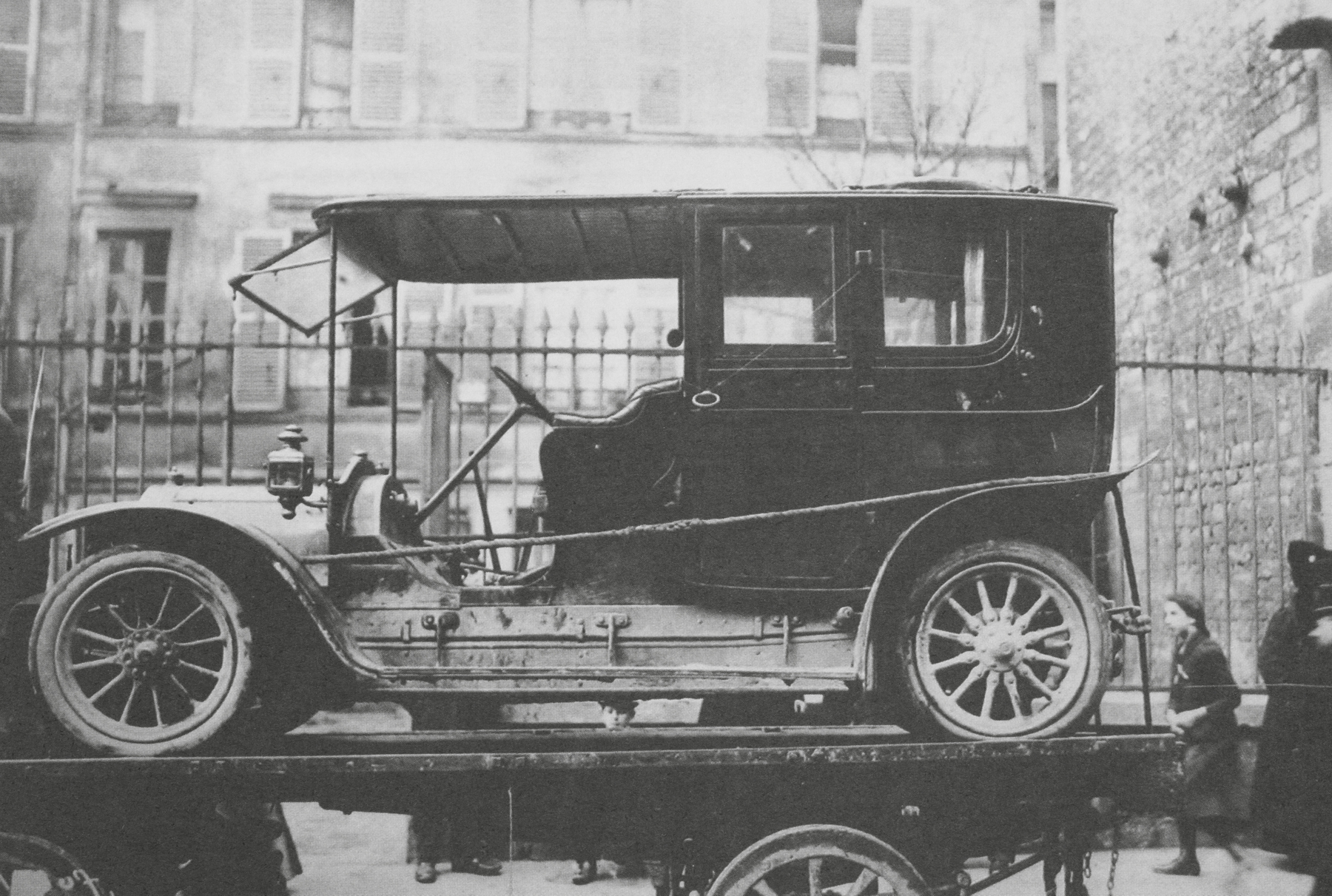 The automobile used in the robbery The holdup at the Socit Gnrale rue - photo 2