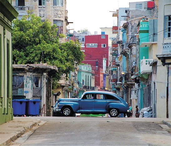 Street scene in Habana Centro Apartment block in the old city Avenida de - photo 6
