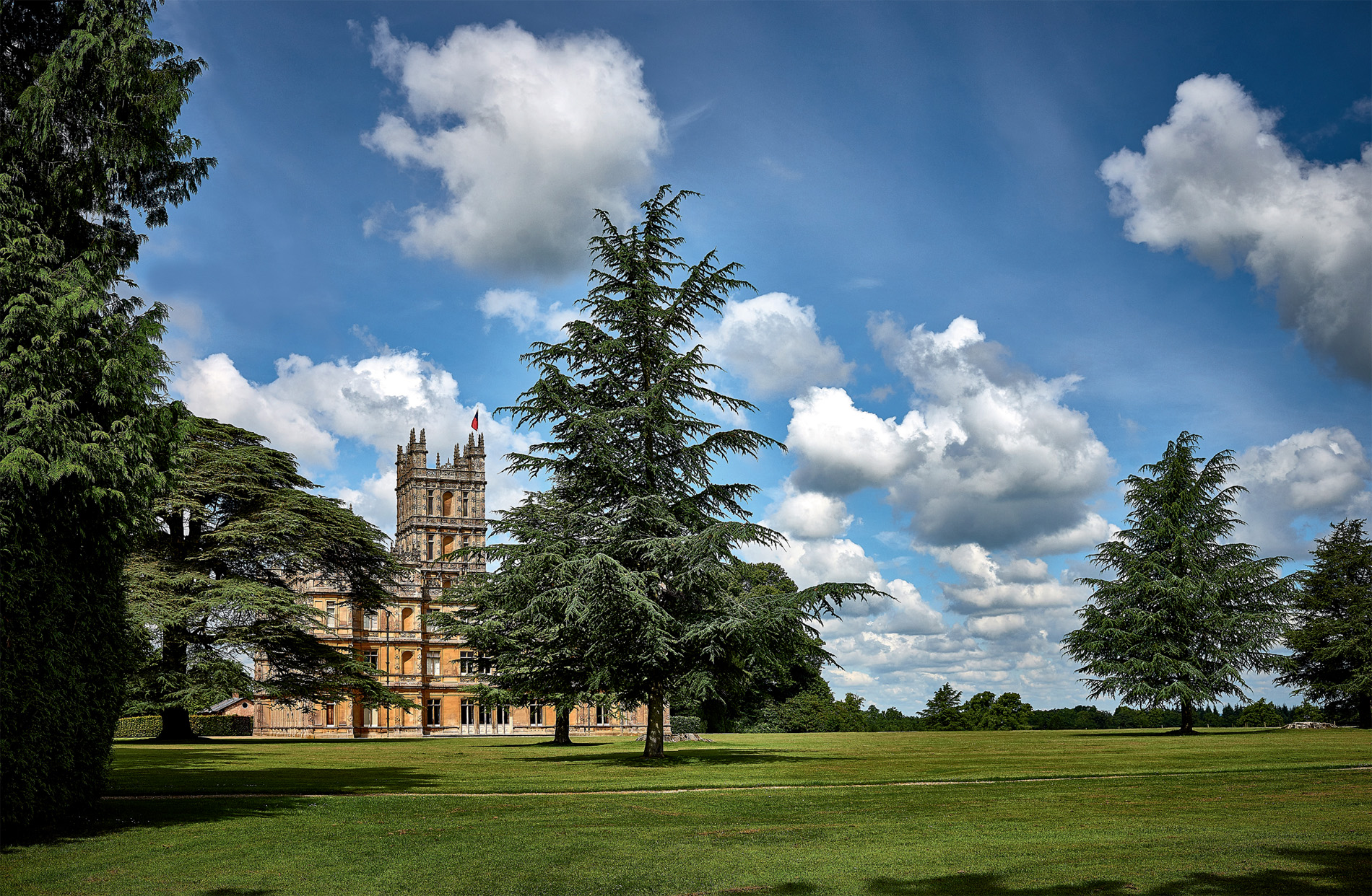 WELCOME This is a book that offers a glimpse into real life at Highclere Cas - photo 2