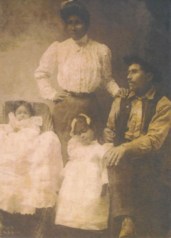 My maternal grandmother Manuela with her mother and father Inez and Julian - photo 10