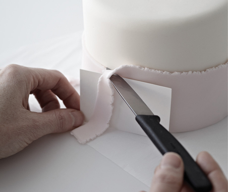 Tip To hide the join in the sugarpaste rolled fondant strip trim it at the - photo 4