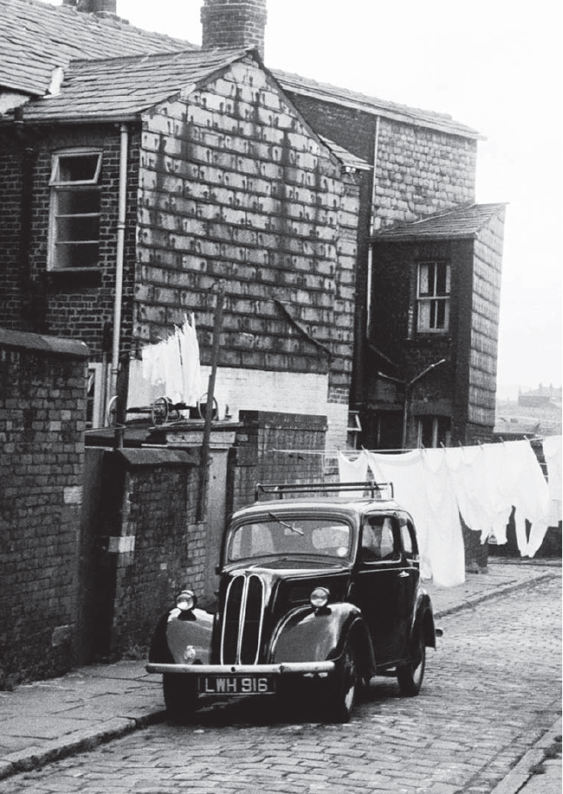 A back street in Bolton in the early 1960s I NTRODUCTION T HE POPULAR IMAGE - photo 5