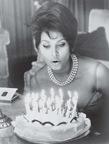 Sophia celebrates her 27th birthday on September 20 1961 FROM SOFIA TO - photo 6