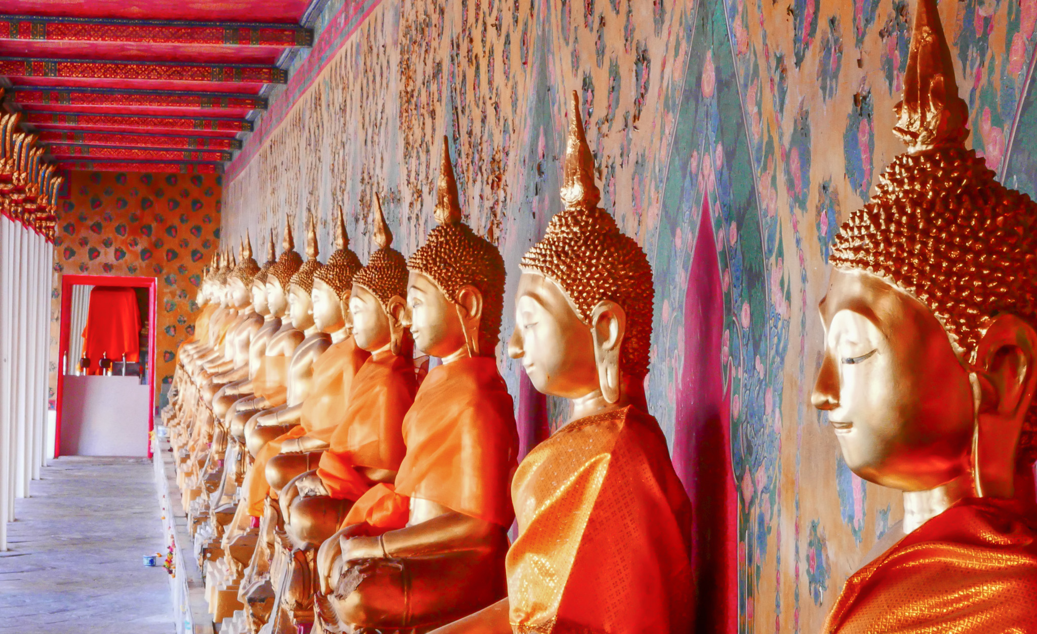 Buddha statues under a colonnade at the temple of Wat Arun TOP 10 BANGKOK - photo 8