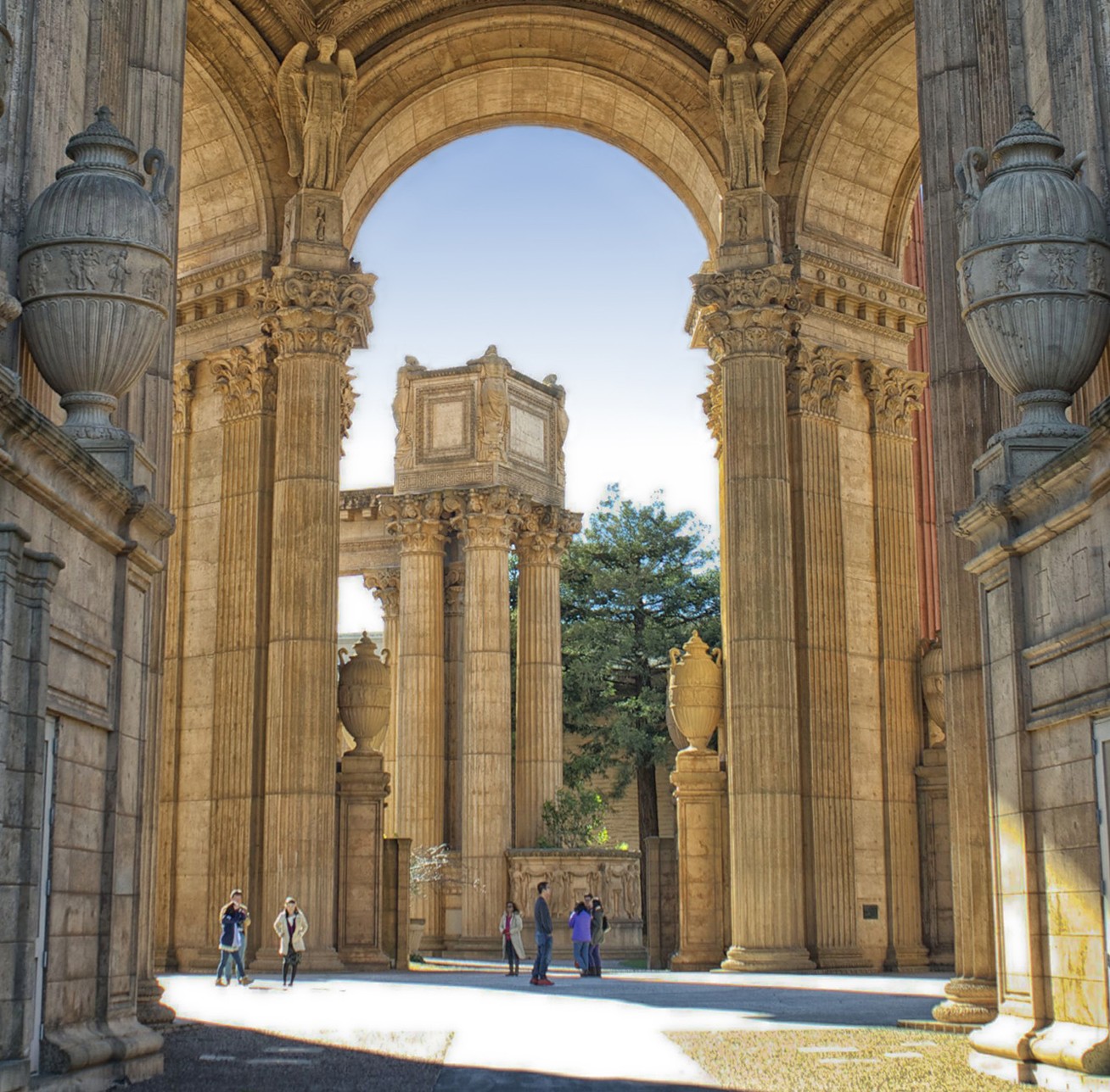 t The central rotunda at the Palace of Fine Arts DISCOVER Getting to Know San - photo 9