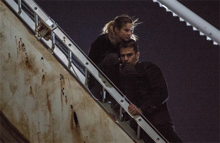 Tris Shailene Woodley and Four Theo James on the Ferris wheel during - photo 9