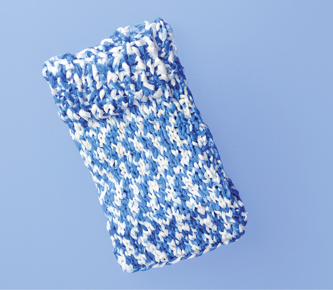 Materials Plarn in variegated blue and white five very thin carrier bags - photo 9