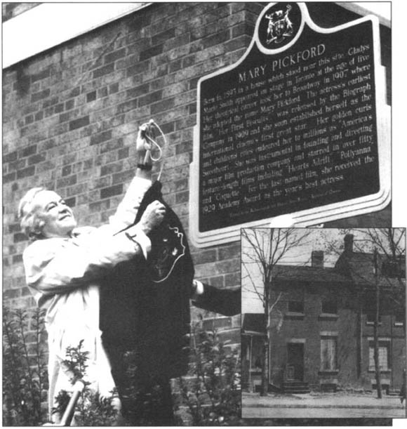 Marys husband Buddy Rogers unveils commemorative plaque at University Avenue - photo 2