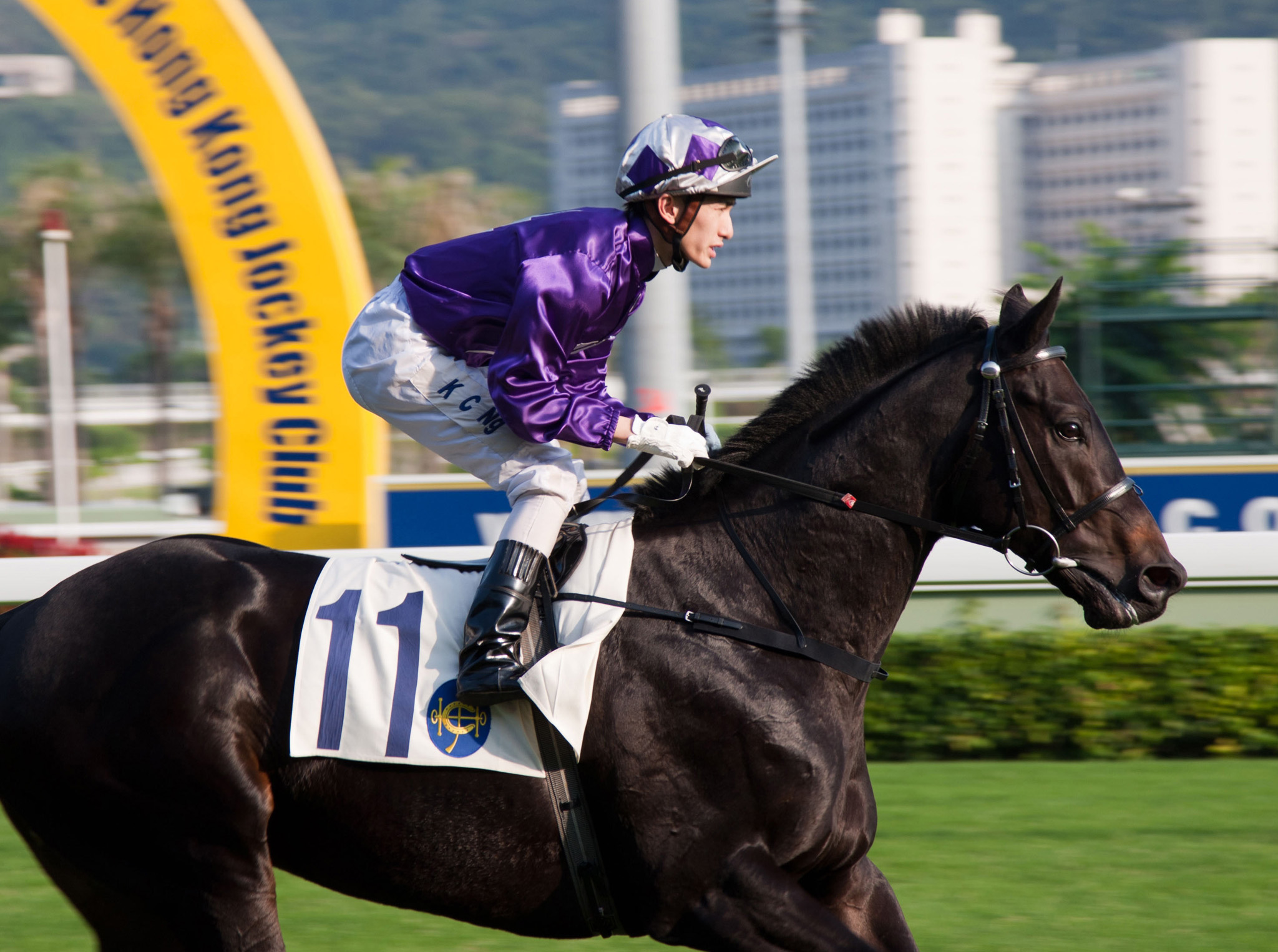 Happy Valley Racecourse is an entertaining place to spend the evening - photo 6