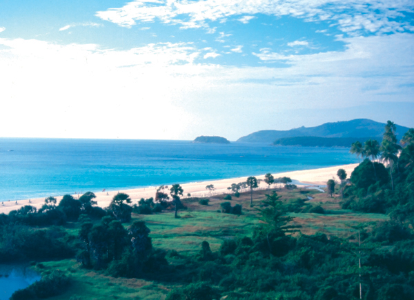 The wonderful beaches of the island of Phuket getting back to normal after the - photo 14