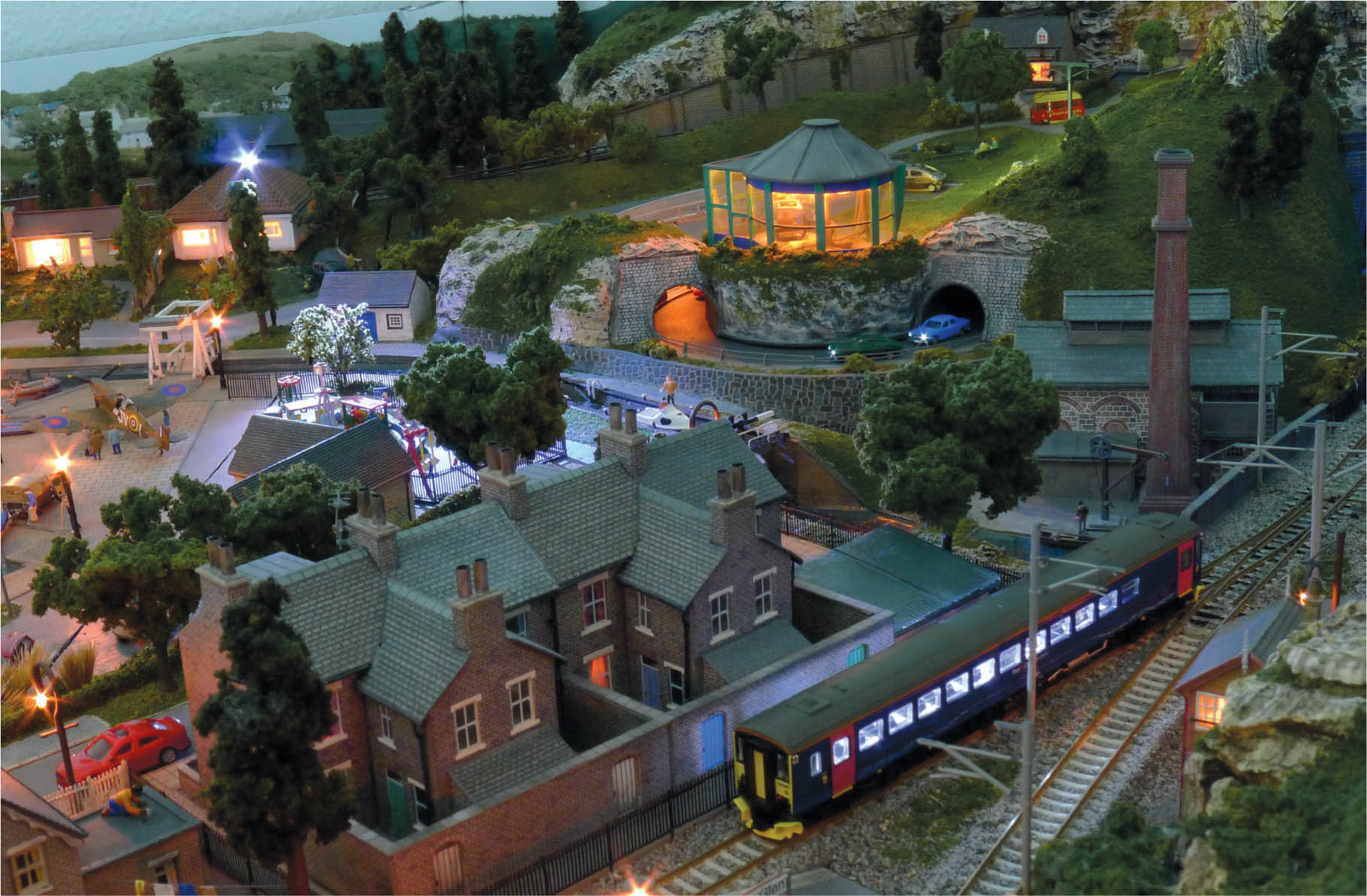 To complement this night scene the First Great Western DMU model retailed by - photo 1