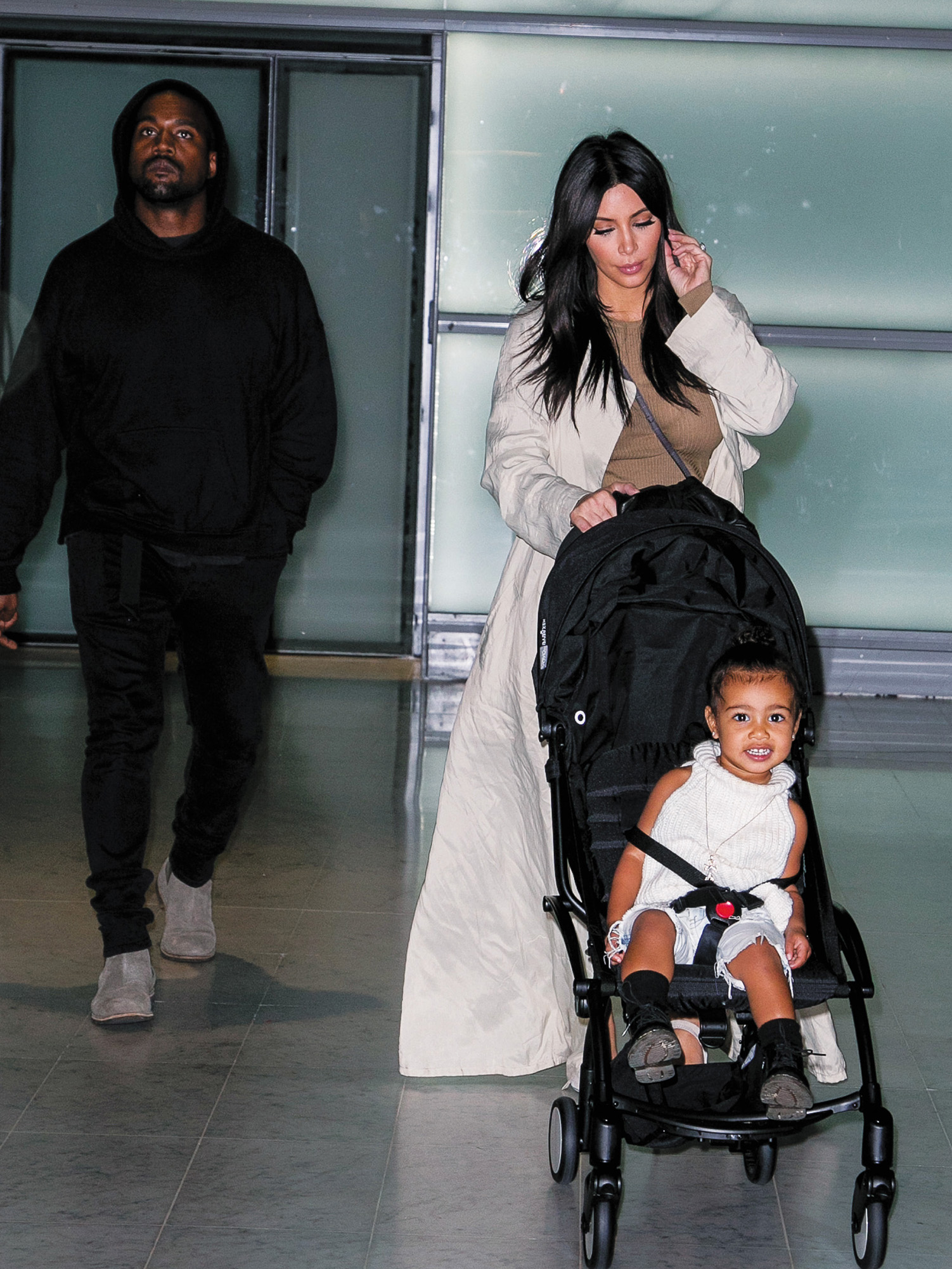 Kim and Kanye with daughter North at Charles de Gaulle airport in Paris Photo - photo 20