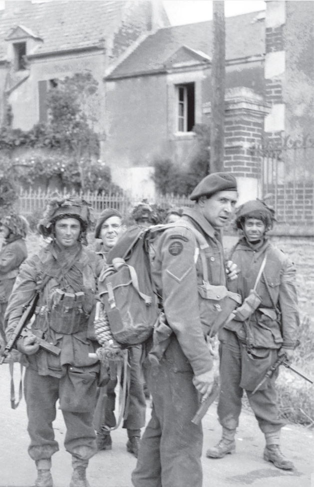 Troops of the 6th Airborne Division meet up with Commandos in Bnouville - photo 20