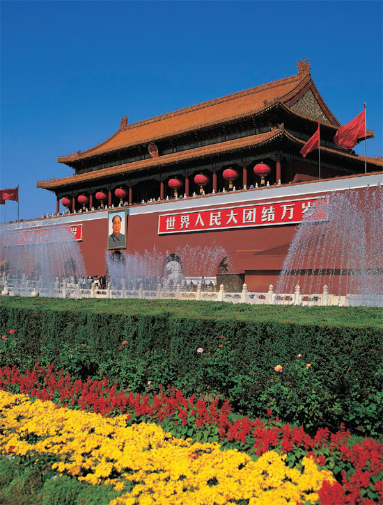 The Gate of Heavenly Peace bedecked with rows of flowers ahead of National Day - photo 6