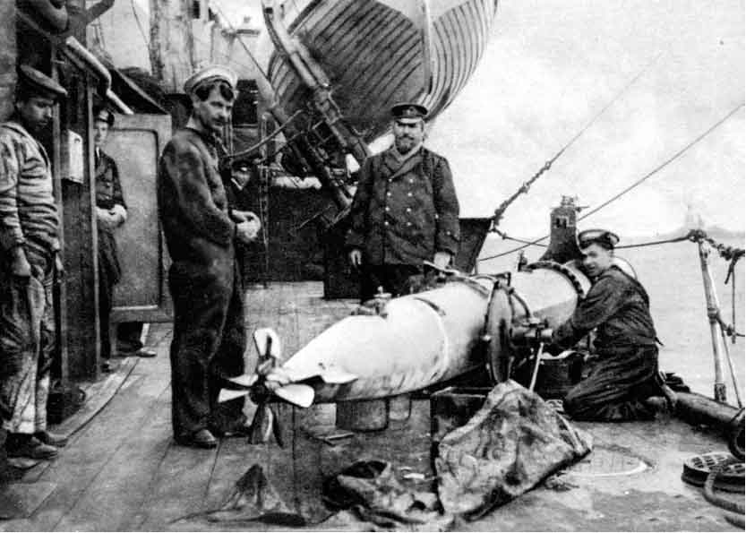 15GW005 British bluejackets loading a torpedo into its launching tube aboard a - photo 4