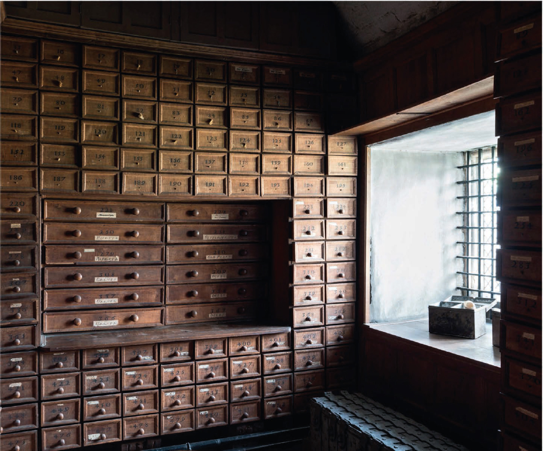 The Evidence Room at Hardwick Longleat the south front showing Robert - photo 12