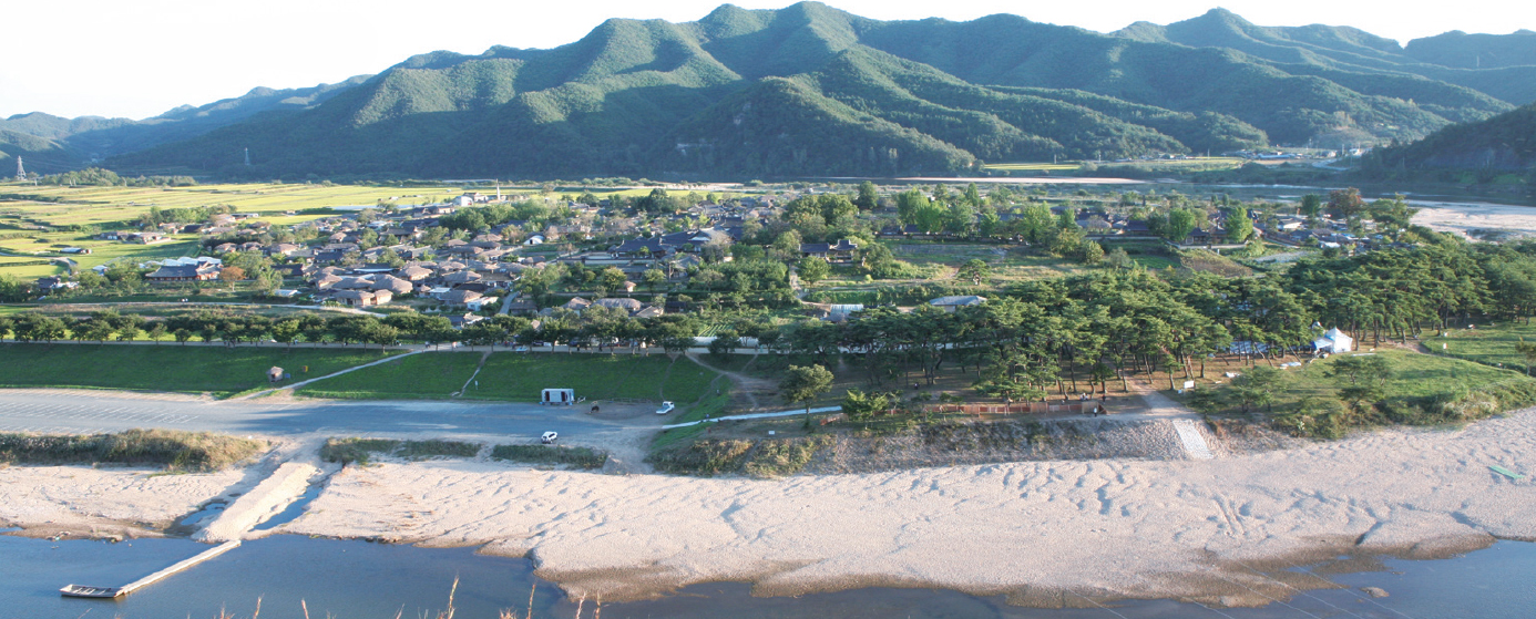 Hahoe Village with mountains to the north and a river to the south - photo 6