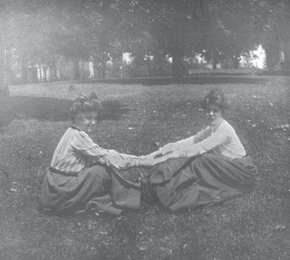 Alice right exercises with a friend when she is about fifteen years old On - photo 3