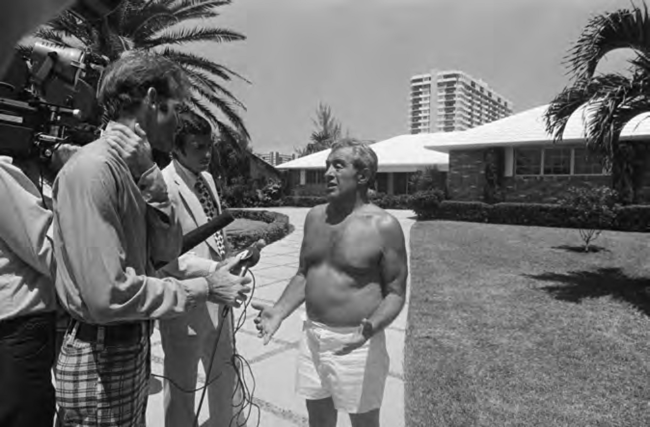 Anthony Tony Pro Provenzano with news reporters on August 5 1975 one day - photo 17