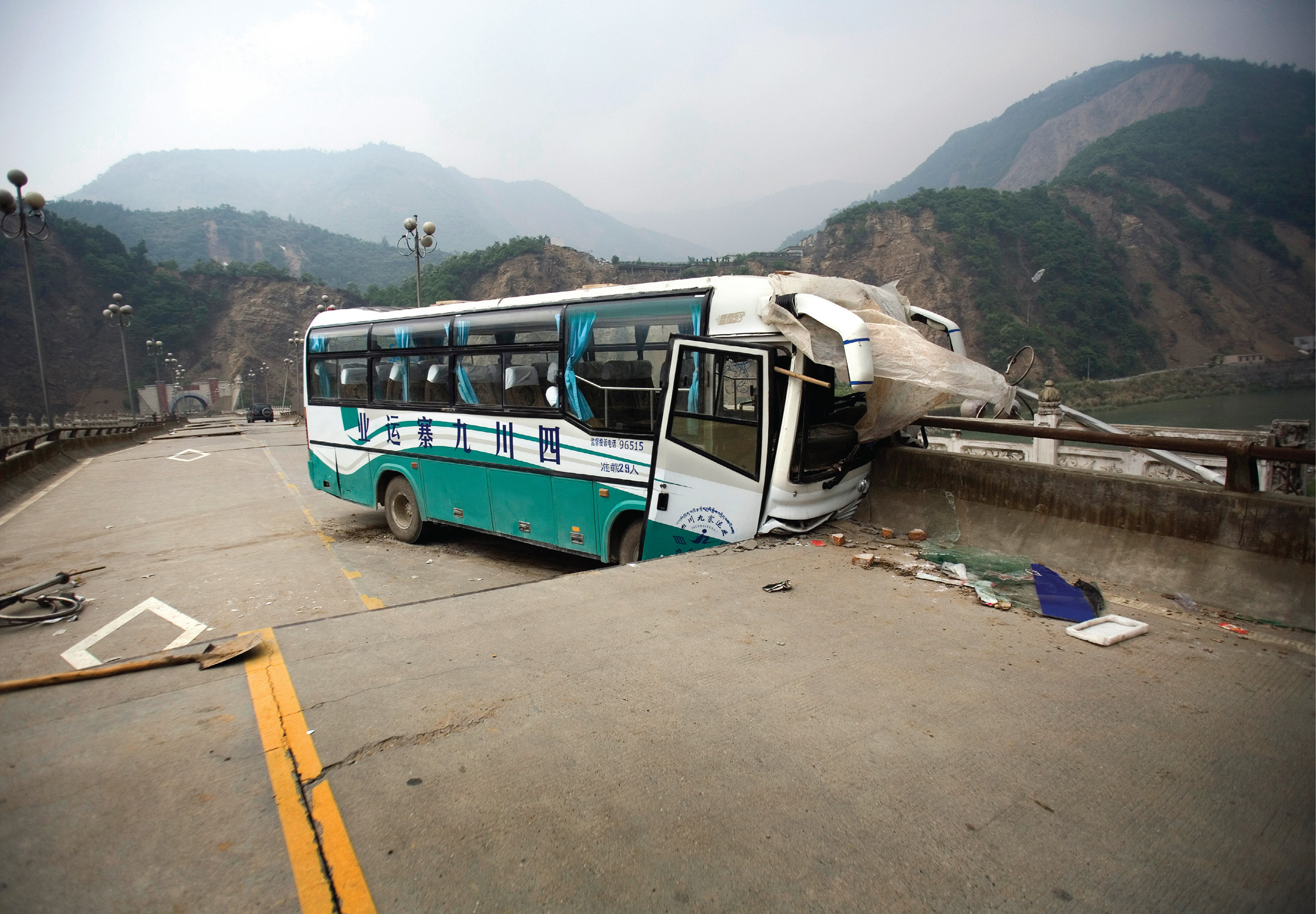 A bus crash that occurred during the 80 magnitude earthquake in Sichuan - photo 2