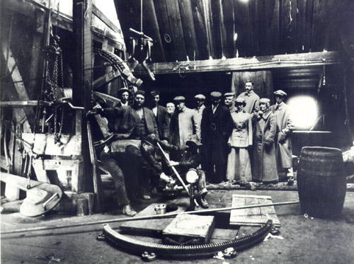 Workers capping Calgary Petroleum Products well No 1 which later became known - photo 3