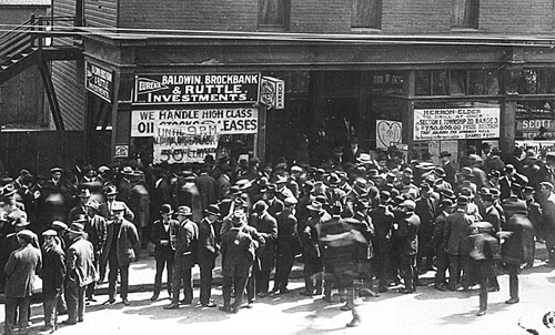 Investors wait to buy oil stock on May 15 1914 the day after the Dingman well - photo 7