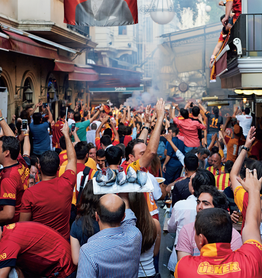 Fans of Galatasaray football team gather in Istanbuls meyhane district before - photo 7