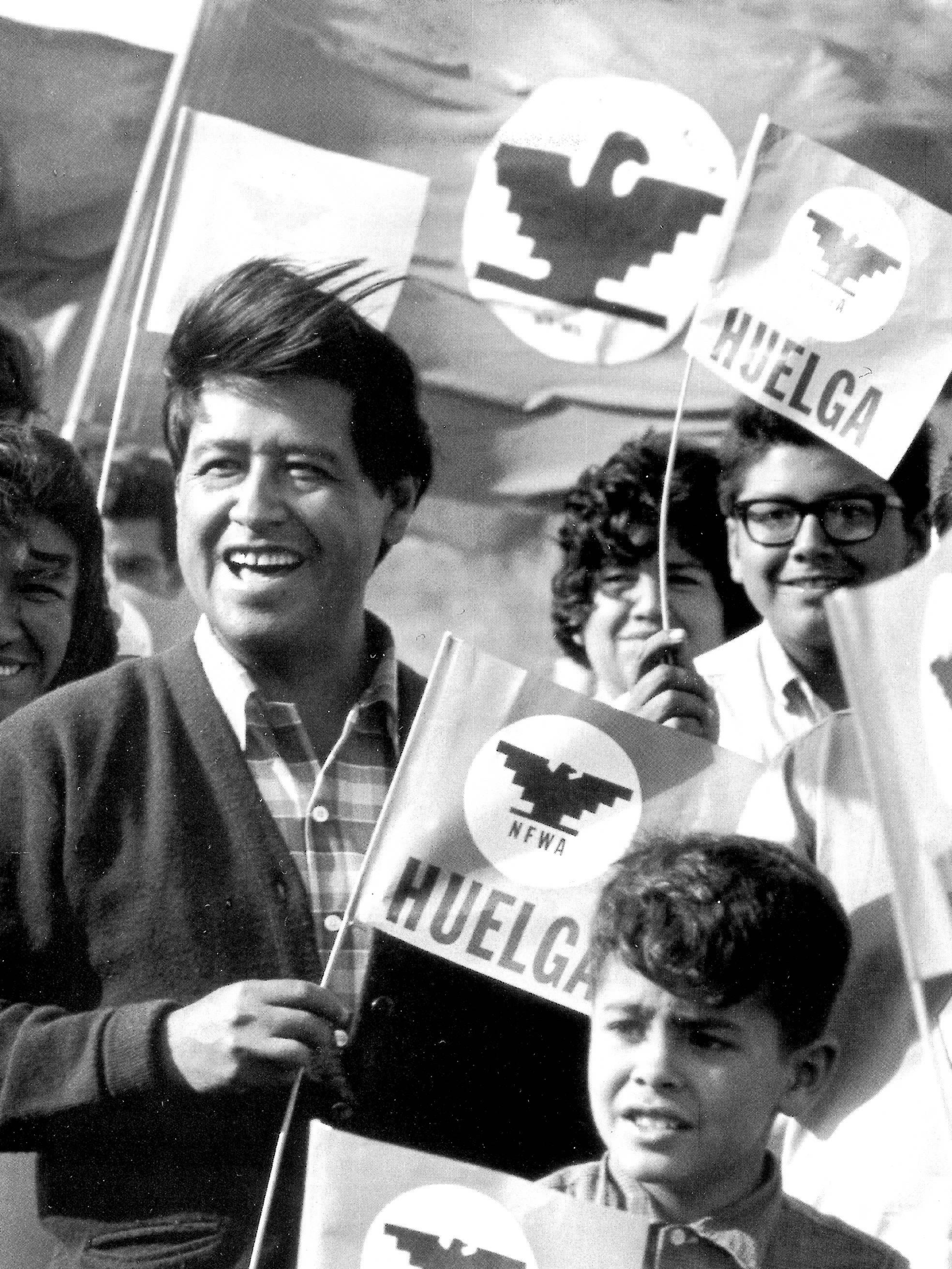 THE FIGHT IN THE FIELDS CESAR CHAVEZ AND THE FARMWORKERS MOVEMENT SUSAN - photo 3