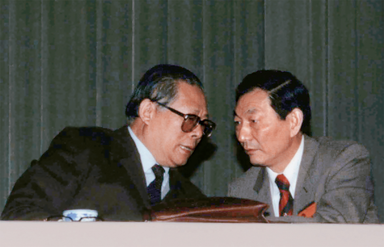 Jiang Zemin and Zhu Rongji in close conversation on the rostrum of a session of - photo 3
