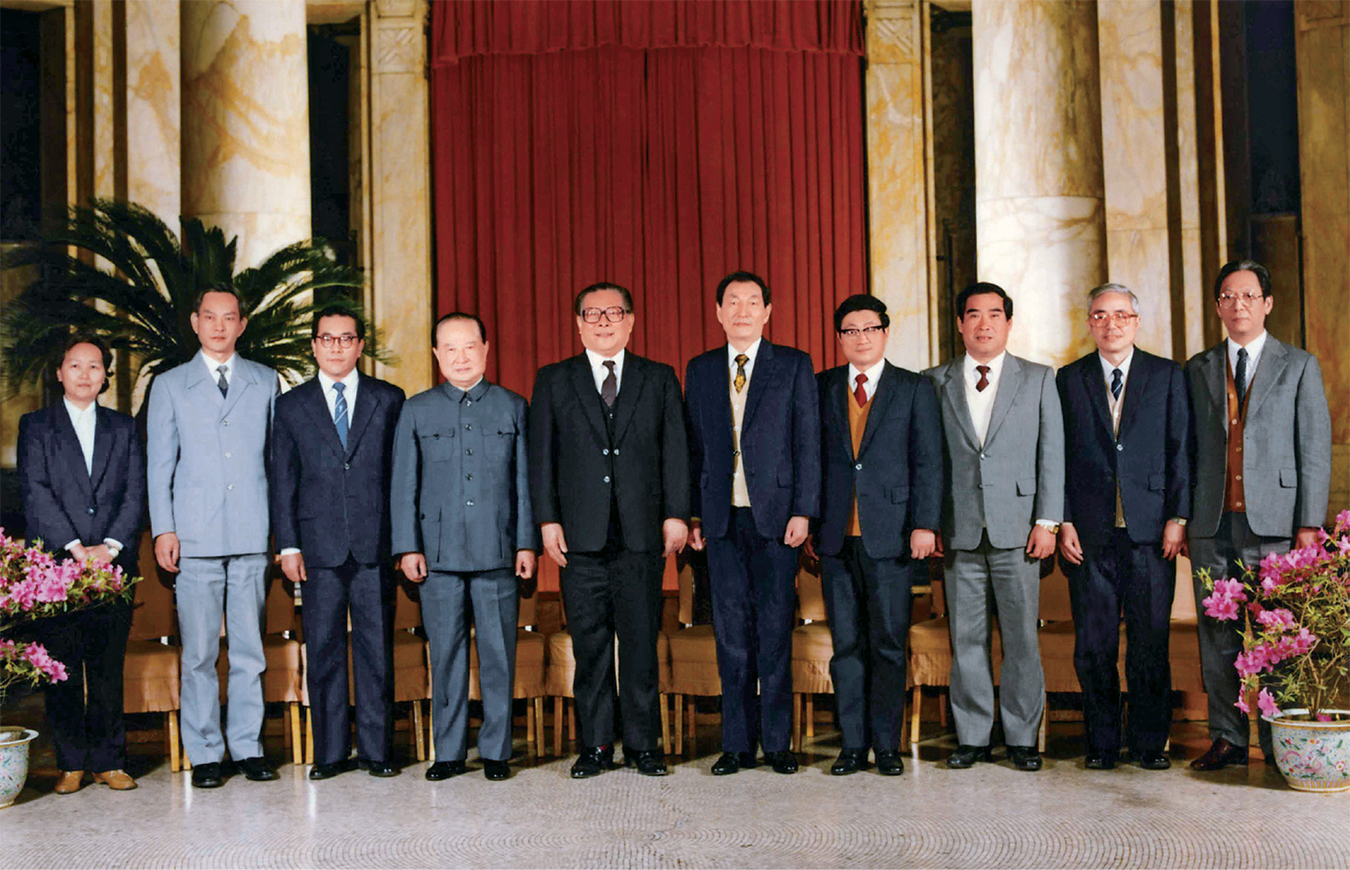 Jiang Zemin and Zhu Rongji in a group photo with members of the Shanghai - photo 4