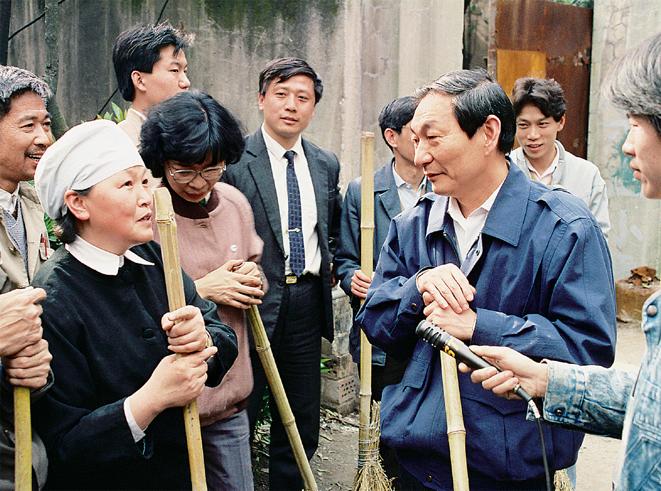 In friendly conversation while participating with cadres and government staff - photo 6