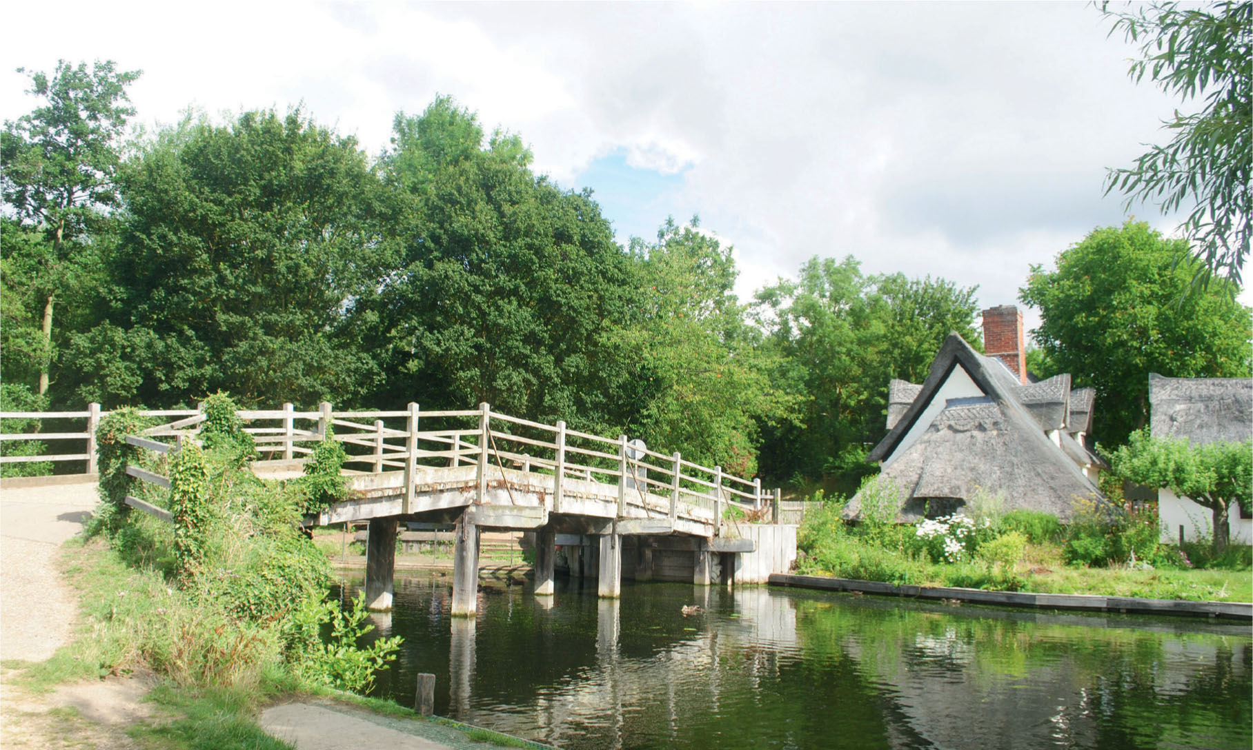 Nearby on the River Stour is Bridge Cottage another idyllic rural scene - photo 5