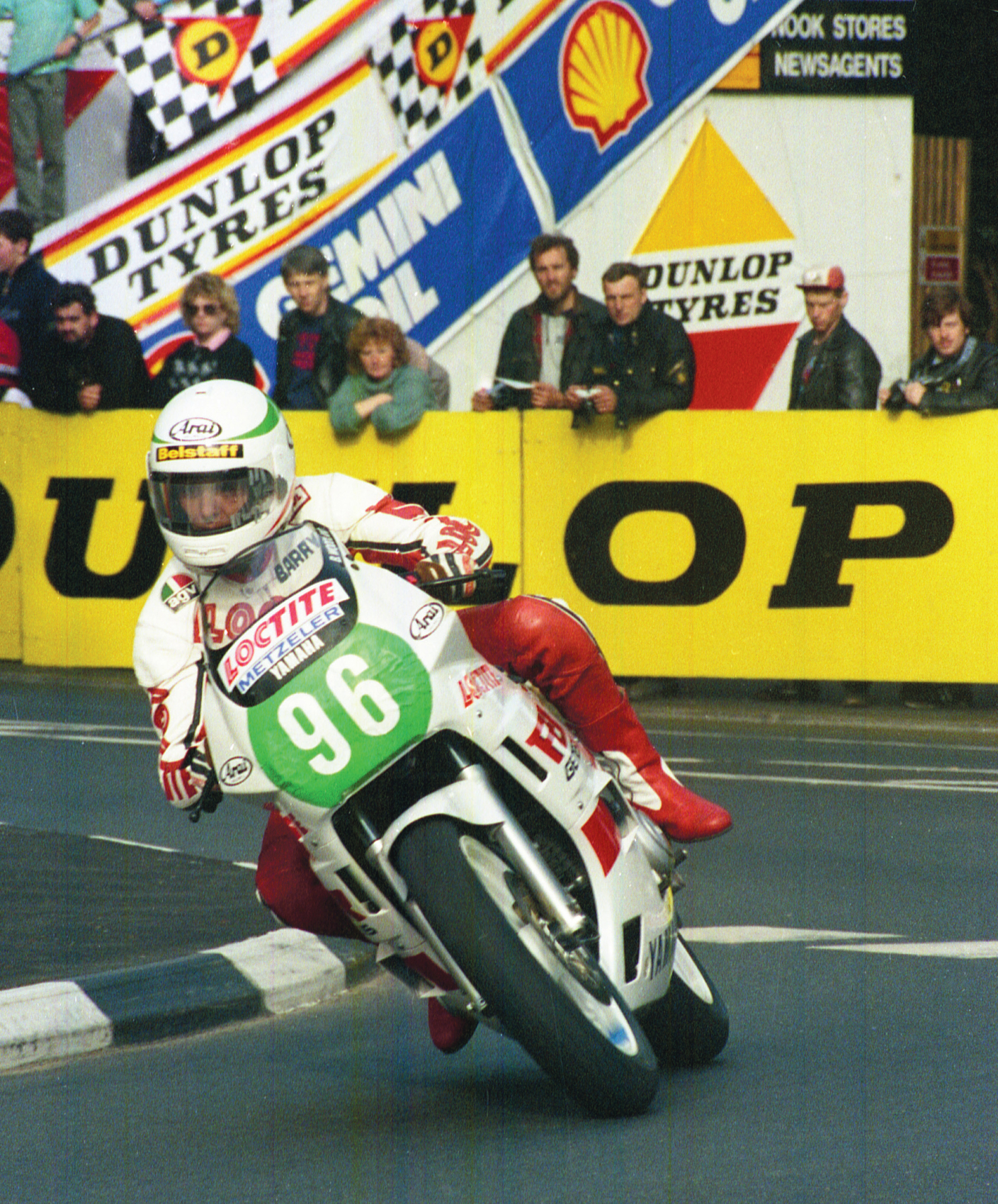 Barry Woodland rounds Quarter Bridge on his 400cc Yamaha on his way to victory - photo 3