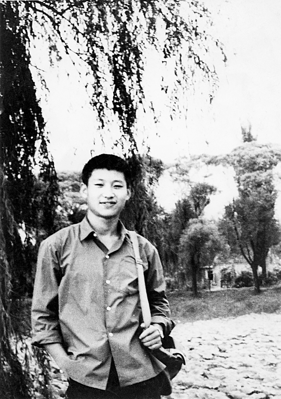 This photo was taken in 1972 when he came back to Beijing to see his parents - photo 4