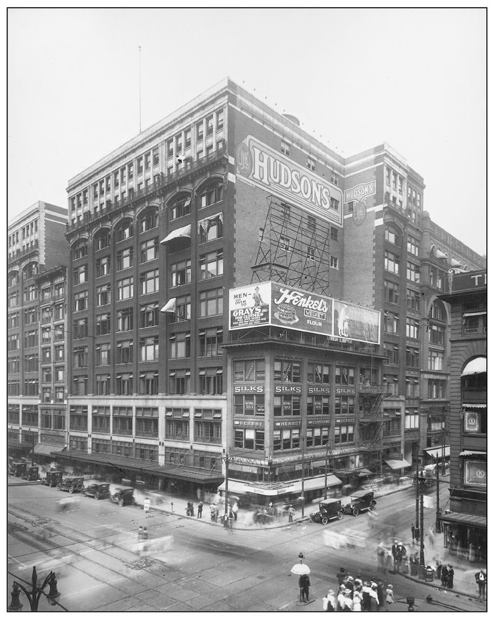 WOODWARD AVENUE LOOKING NORTH FROM GRATIOT AVENUE 1921 By now Hudsons had - photo 6