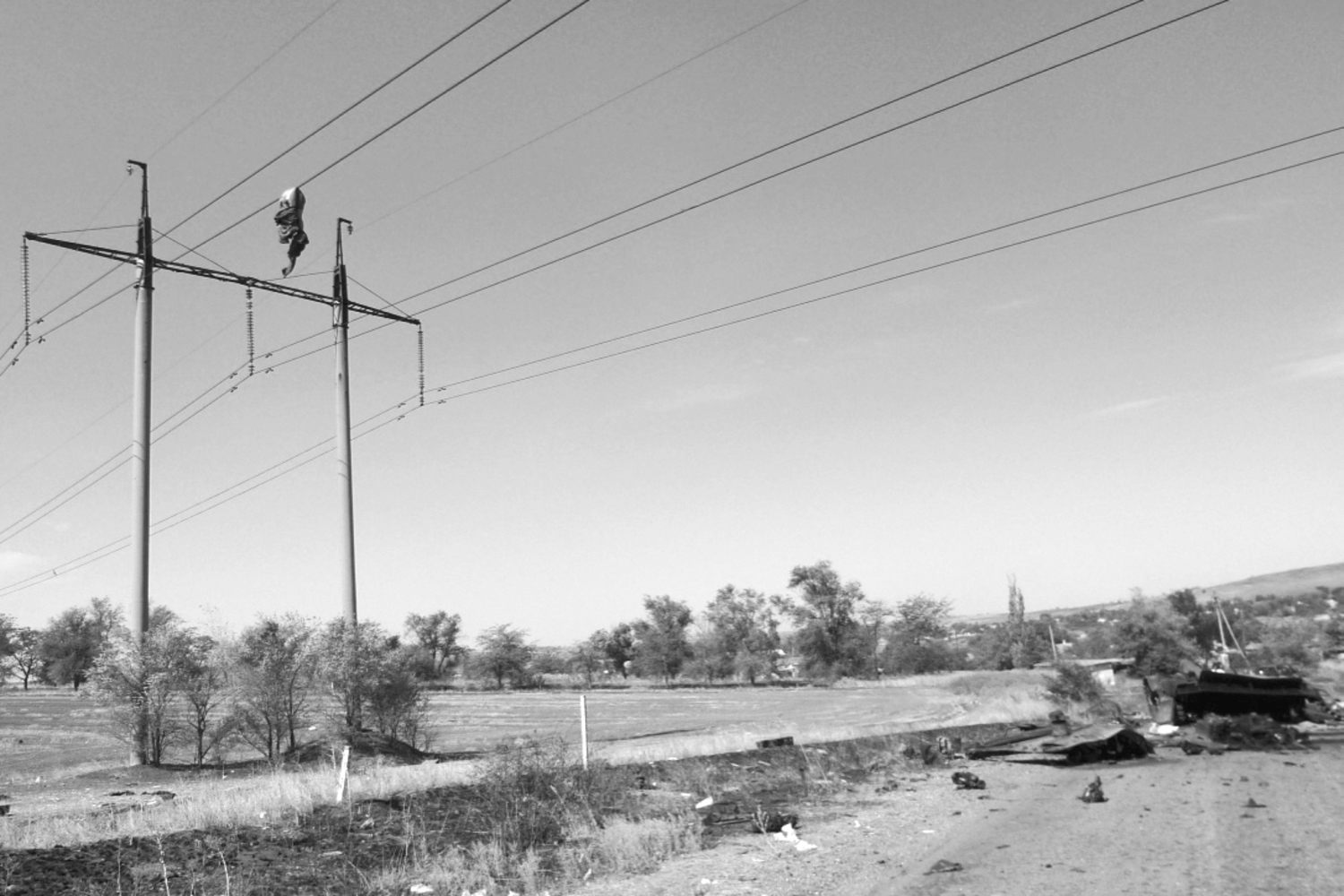 Dead Ukrainian soldier hanging from power cables Novokaterinivka September - photo 16