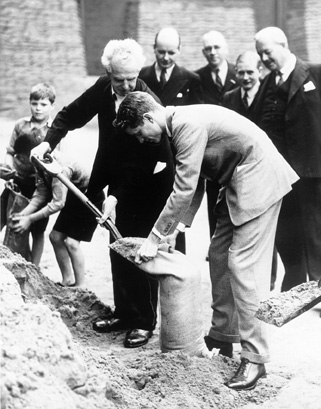 The United States ambassadors son helps fill sandbags in Scotland four days - photo 8