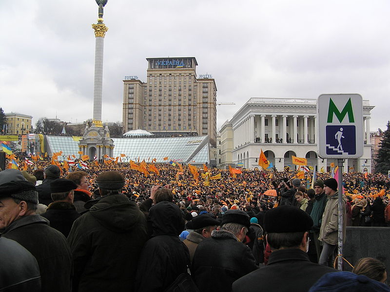 Crowds assemble in Kiev on thefirst day of the Orange Revolution to protest - photo 3