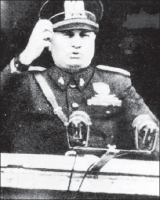 Mussolini announcing the declaration of war in Rome In 1919 Mussolini founded - photo 3