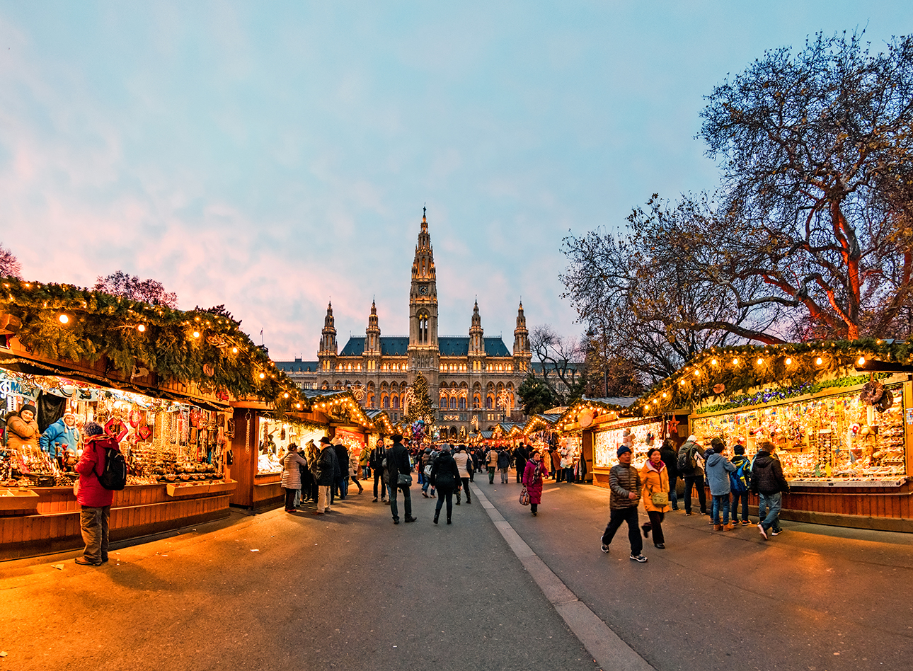 Rathausplatz Christkindlmarkt PosztosSHUTTERSTOCK Neubaus Design Scene - photo 15