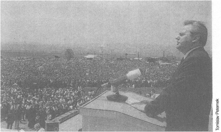 Milosevic addresses a crowd of over half a million at Gazimestan in Kosovo on - photo 3